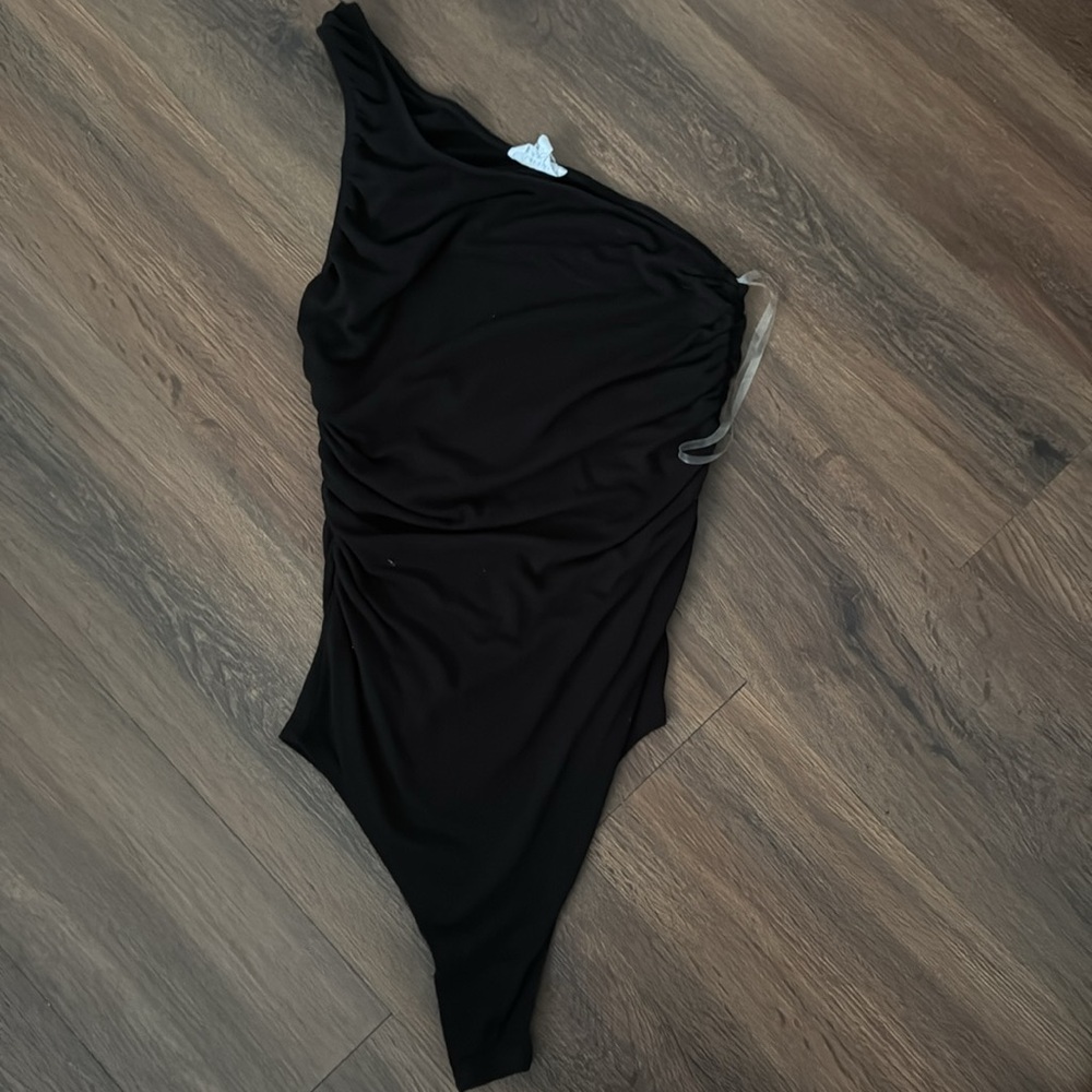 Sleek Black One-Piece Swimsuit with Scoop Neckline - Picture 2 of 4